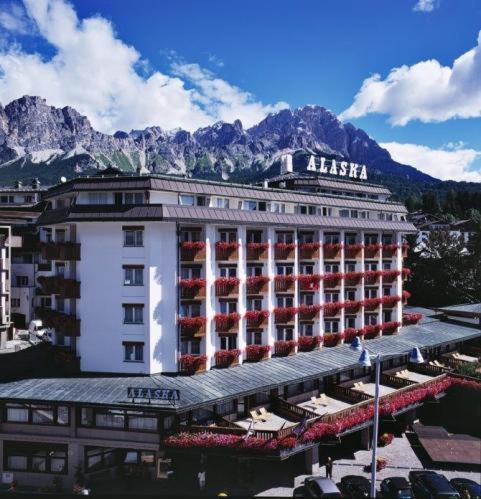 Alaska Cortina Hotel
