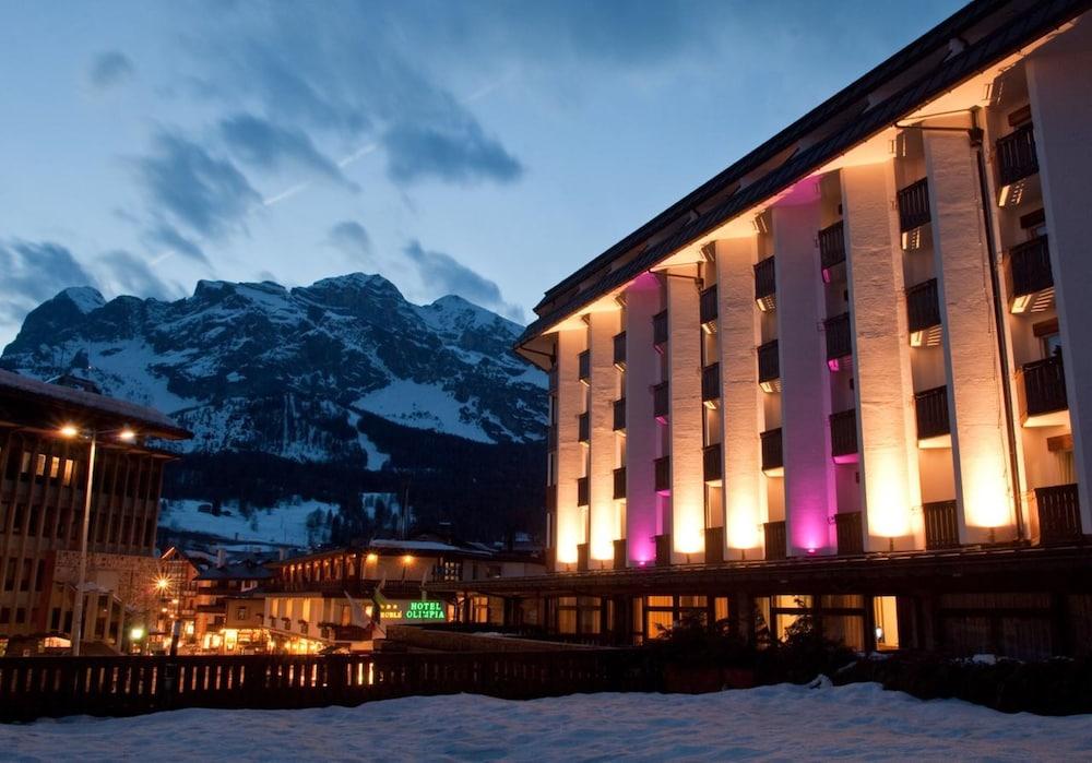 Alaska Cortina Hotel 4*