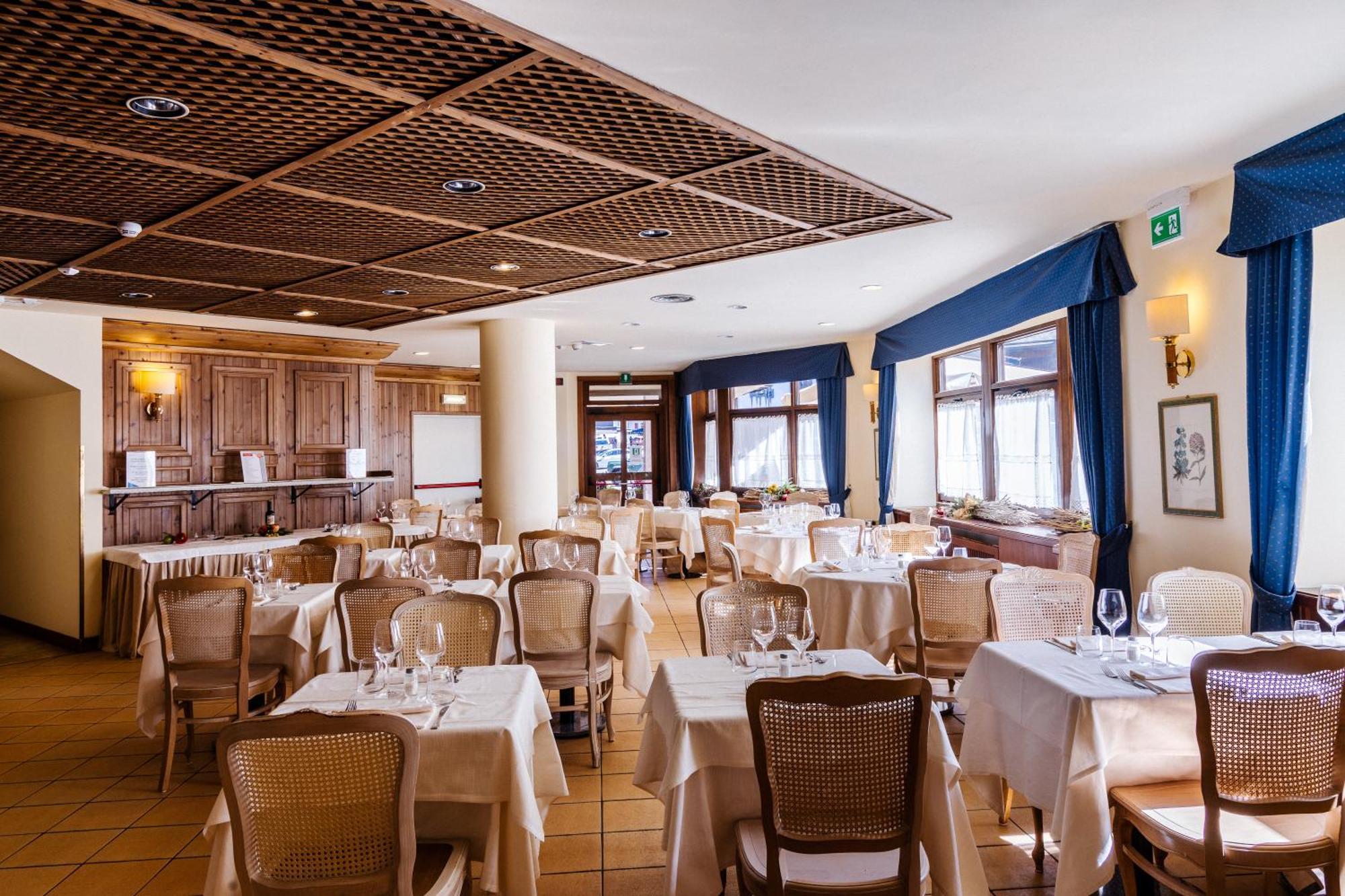 Alaska Cortina Hotel 4*